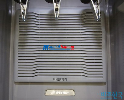 Samsung Air Dresser gợi nhớ đến một chiếc máy lọc không khí ở chỗ nó phải được thay thế sau 400 lần sử dụng bằng bộ lọc thu bụi. 